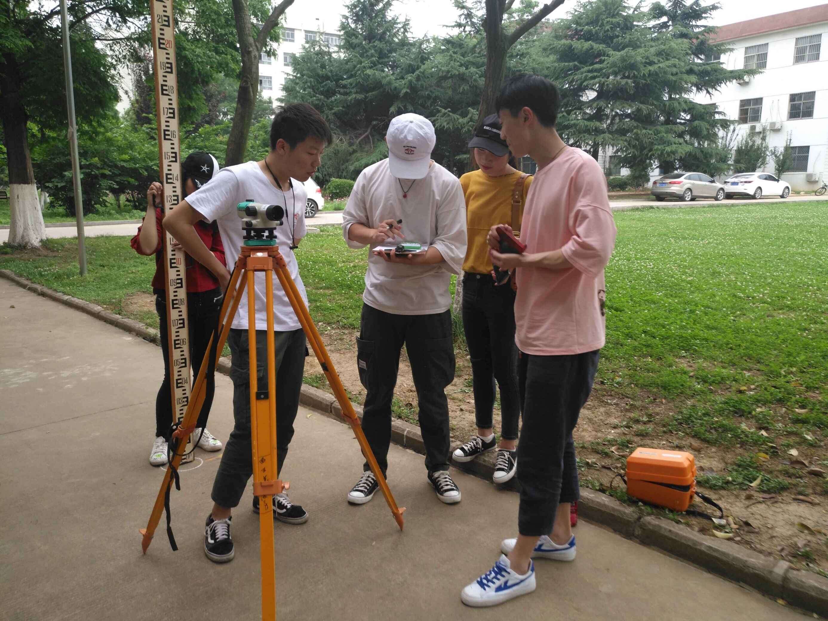 科文学院环测系举办第二届水准仪测量大赛