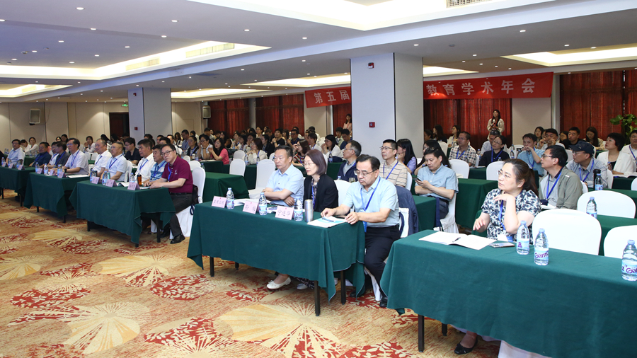 人们在房间里
描述已自动生成